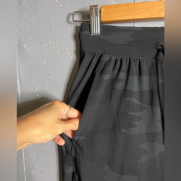 Sweaty Betty [Small Explorer Trouser in Black Tonal Camo‎.  Size 2 - Picture 5 of 10